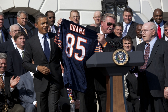 Mike Ditka presents President Barack Obama with a Chicago Bears number 85 jersey at the 2011 White House ceremony honouring the 1985 Bears, twelve years before this sports figure death report